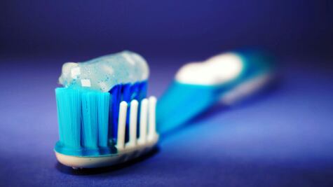 5 hábitos que debes cambiar para evitar la acumulación de bacterias en tus dientes, según experto