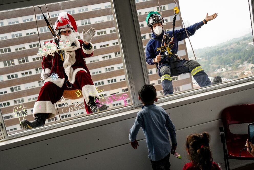 Papá Noel pone a prueba su capacidad de acción antes que llegué la Navidad. Foto: EFE/ Enric Fontcuberta