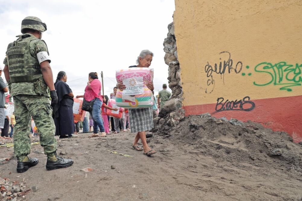 La ayuda que recolectó la organización MAEPEC, que preside la señora Perla Díaz de Ealy, llegó de manera directa a los pobladores de diferentes municipios de Morelos y fue entregada por militares. (IVÁN STEPHENS. EL UNIVERSAL)