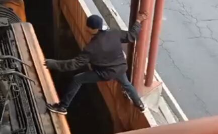 VIDEO Nuevo incidente en Metro de CDMX: sujeto sube al techo de un convoy en estación Guelatao de la Línea A; fue detenido