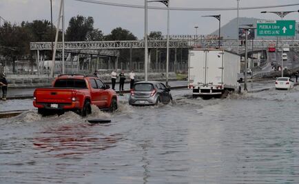 Lluvia anega Calzada Zaragoza; sujetos se alquilan para cruzar calles inundadas