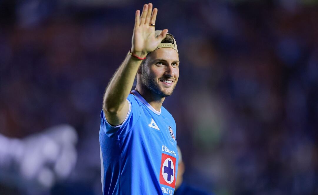 Santiago Giménez en el Apertura 2024, durante su visita a Cruz Azul en el Estadio Ciudad de los Deportes - Foto: Imago7