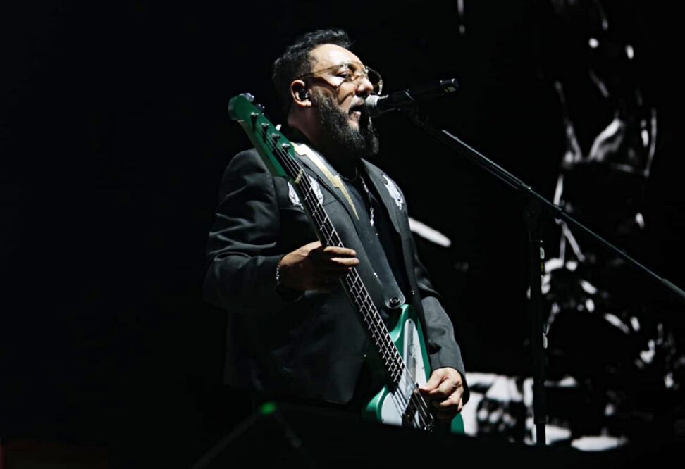 Paco Ayala, bajista y compositor de Molotov, durante el concierto del 30° aniversario de la banda en el Palacio de los Deportes.
Foto: Carlos Mejía / EL UNIVERSAL