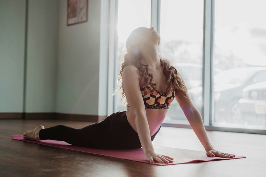 Ayuda a relajar todos los músculos mientras extiendes las piernas. Foto: Unsplash