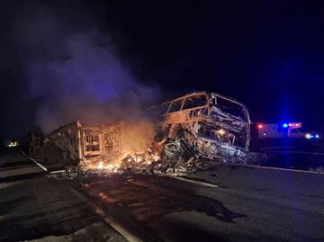 Ubican en hospitales a chofer y pasajeros de autobús que chocó con tráiler en Maxipista Mazatlán-Culiacán