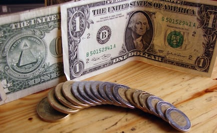 Dólar cierra en $18.90 en bancos