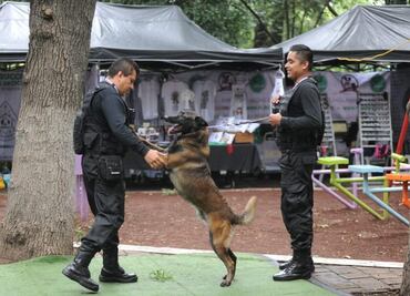 Exhiben unidad canina detecta-bombas de la Cámara de Diputados, en Azcapotzalco