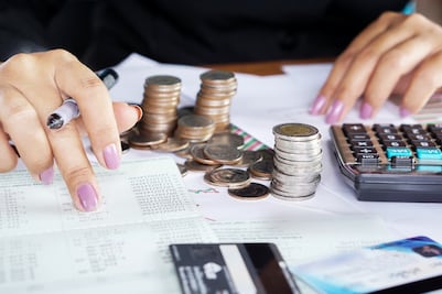 ¿Tienes deudas?, usa el método "bola de nieve" para salir de ellas