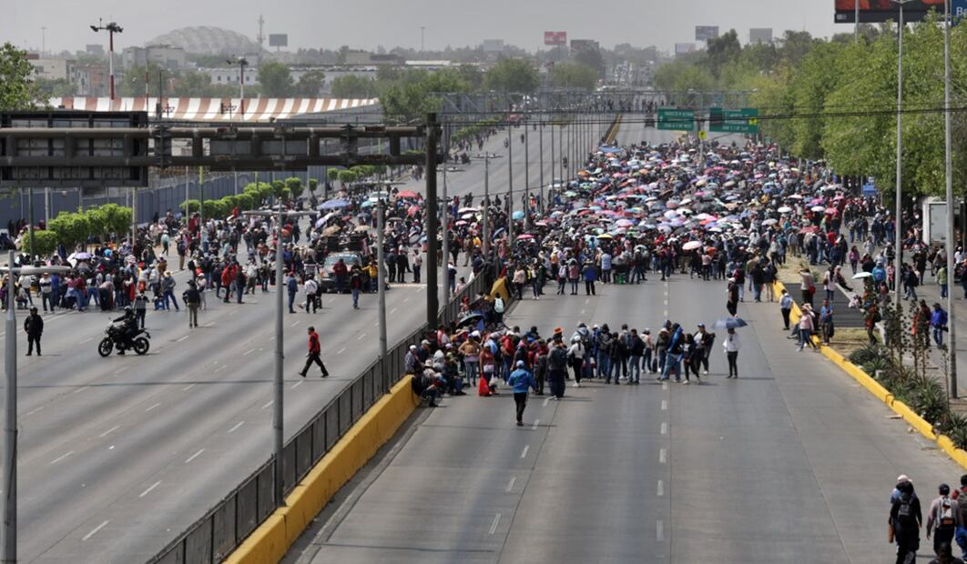 Integrantes de la CNTE bloquean los accesos a la Terminal 1 y 2 del Aeropuerto Internacional de la Ciudad de México. Foto: Carlos Mejía/EL UNIVERSAL