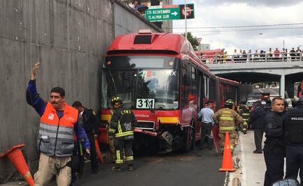 Metrobús choca con auto en Xola y Calzada de Tlalpan