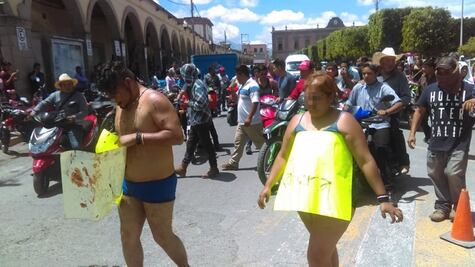 "Soy ratera"; golpean y exhiben a presuntos defraudadores en Hidalgo