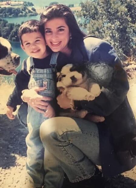 Carmen Treviño, ex de Pepe Aguilar, con su hijo Emiliano.