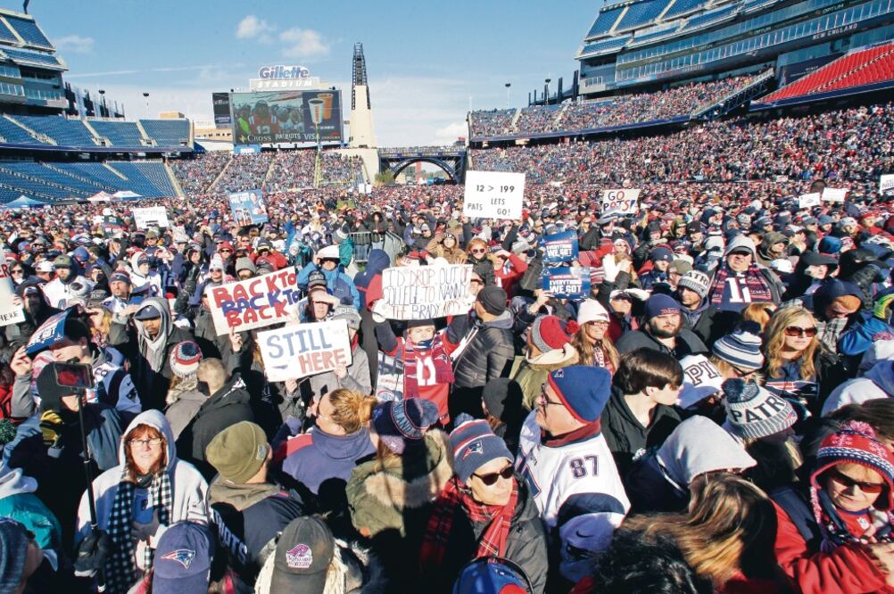 En Foxborough, los seguidores desearon suerte a su equipo. (Steven Senne. AP)