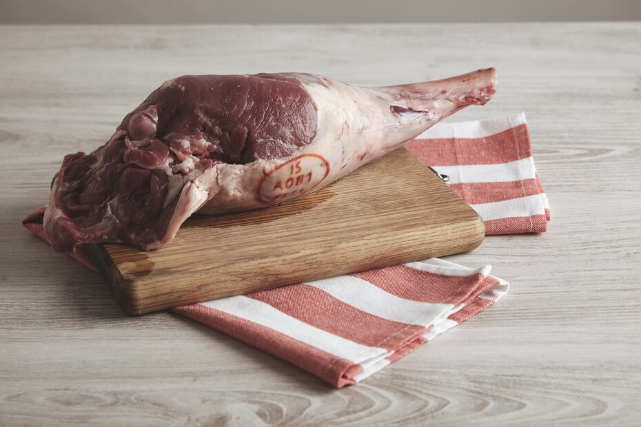 La pierna de cerdo requiere adobo y horneado para aportar sabor a los tacos al pastor. Foto: Freepik