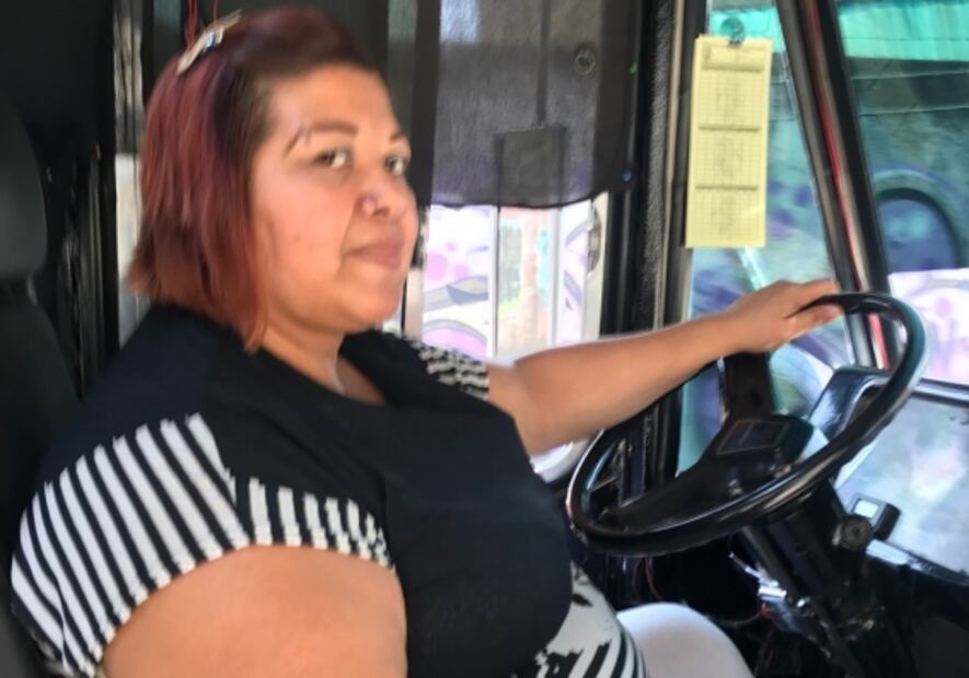 Mujer, madre y microbusera en Estado de México