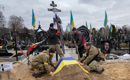 Tumbas colectivas, el último destino "apresurado" de civiles y soldados en Ucrania 