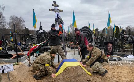 Tumbas colectivas, el último destino "apresurado" de civiles y soldados en Ucrania
