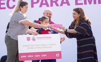 Brugada entrega apoyos de Mi Beca para Empezar a estudiantes; destaca garantía al derecho a la educación 
