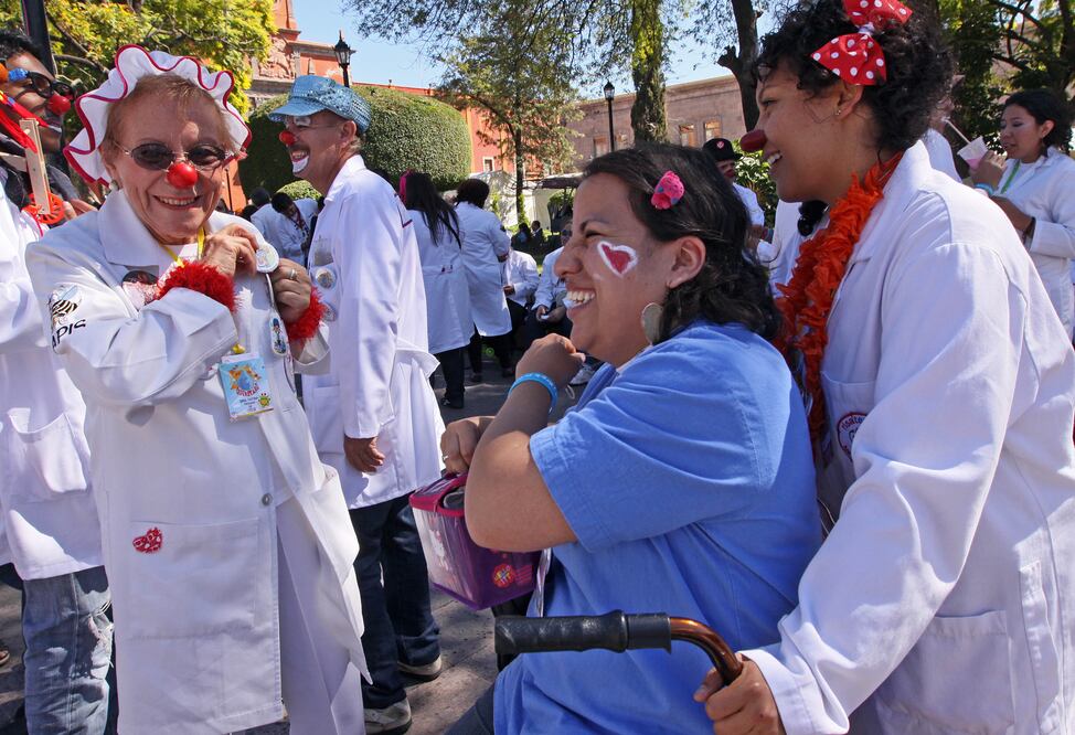 En la foto, Médicos de la Risa impartiendo terapia en el jardín Zenea en 2006 (Archivo EL UNIVERSAL)