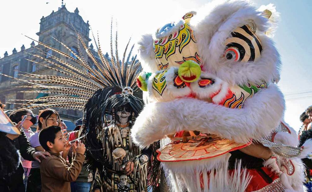 Cientos de familias acudieron al desfile que partió del Museo Nacional de las Culturas del Mundo al Zócalo. Foto: Gabriel Pano / EL UNIVERSAL