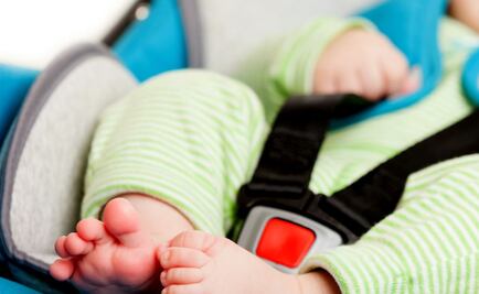 Madre deja encerrados a sus bebés en el carro y mueren