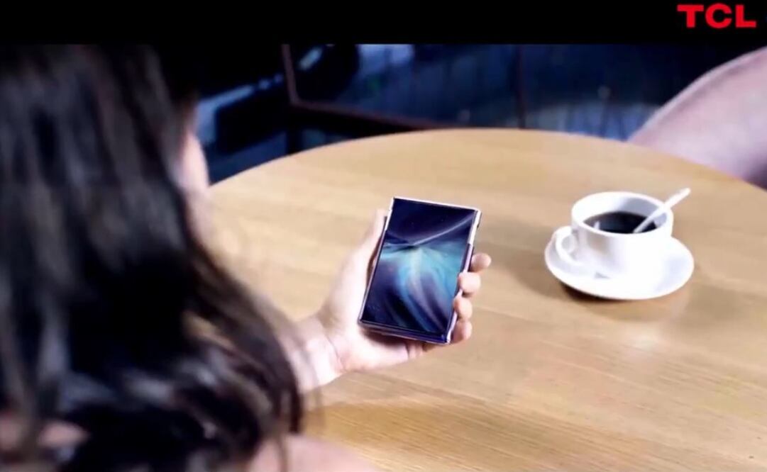 El modelo de TCL es un smartphone que puede alcanzar las 7.8 pulgadas.