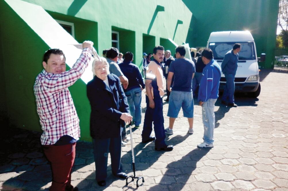 Los solicitantes pasan casi ocho horas parados y en el sol para obtener o renovar su licencia (JUAN BARRERA. EL UNIVERSAL)