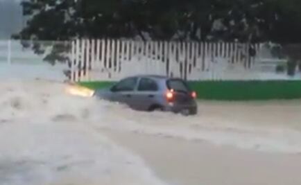 Video. Corriente arrastra auto tras paso de "Franklin"