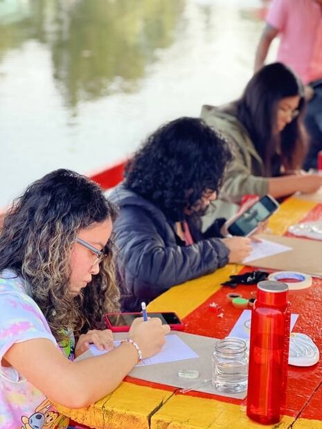 Paseo y taller de acuarela a bordo de una trajinera en Xochimilco