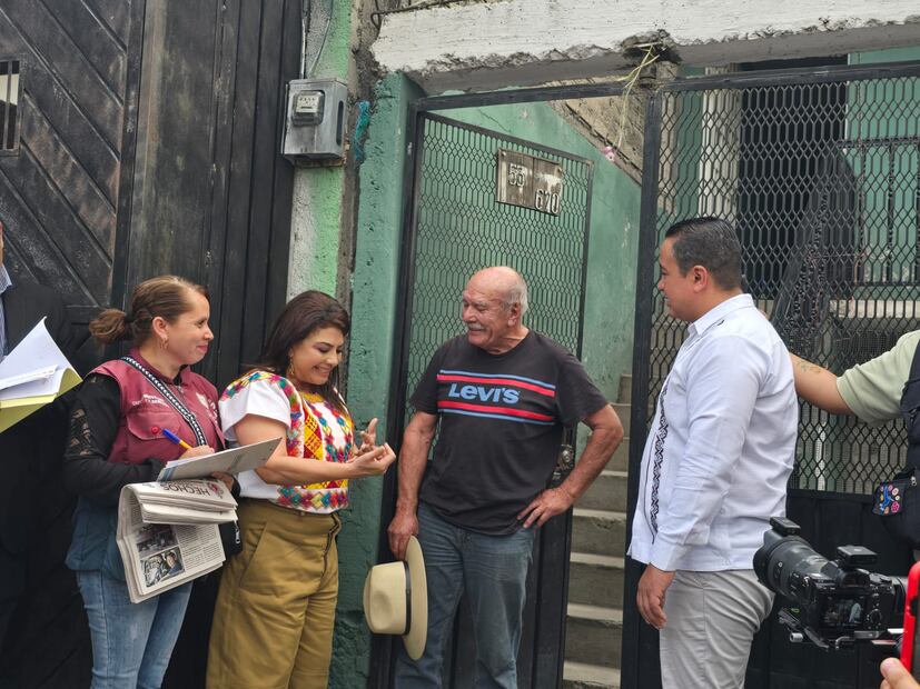 Durante su visita del Programa "Casa por Casa", la mandataria capitalina pidió a la población externarle qué tipo de infraestructura deportiva les gustaría tener en la zona. (Foto: Frida Sánchez/ EL UNIVERSAL)