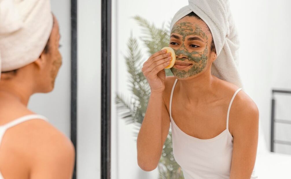 Recuerda usar un exfoliante para tu tipo de piel. Foto: Freepik