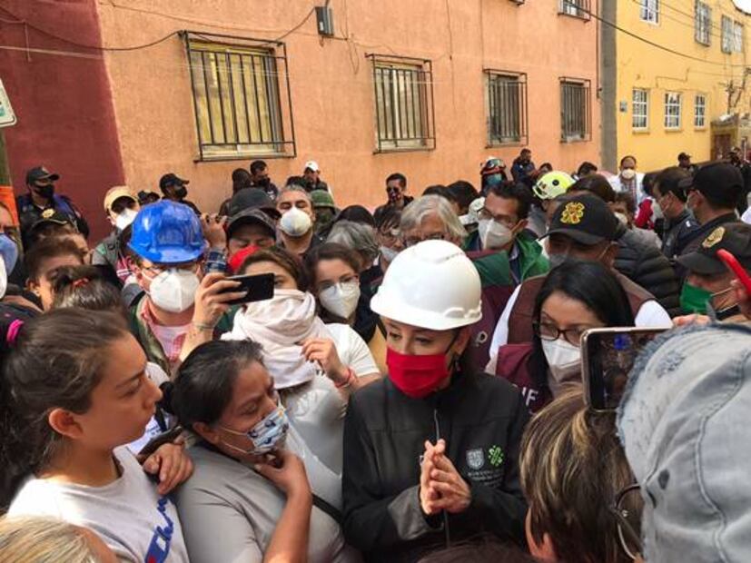 Reportan una persona muerta tras explosión y derrumbe de casa en la colonia Pensil Norte 