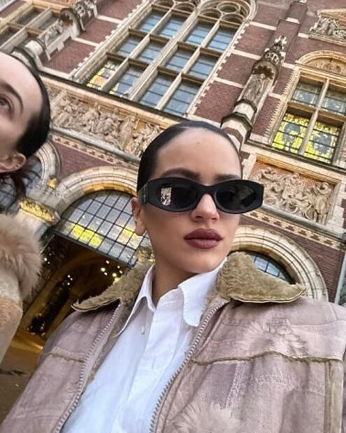 Rosalía muestra cómo llevar botas blancas en invierno