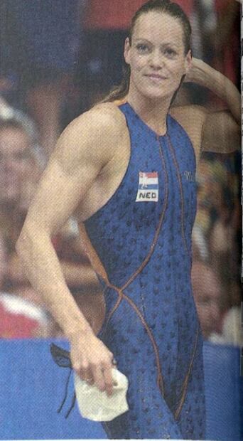 También la nadadora Inge Bruijn, de Países Bajos, dejó claro que prefería tanto lo funcional como el sentirse cómoda en público con este traje hasta las rodillas. Archivo EL UNIVERSAL.