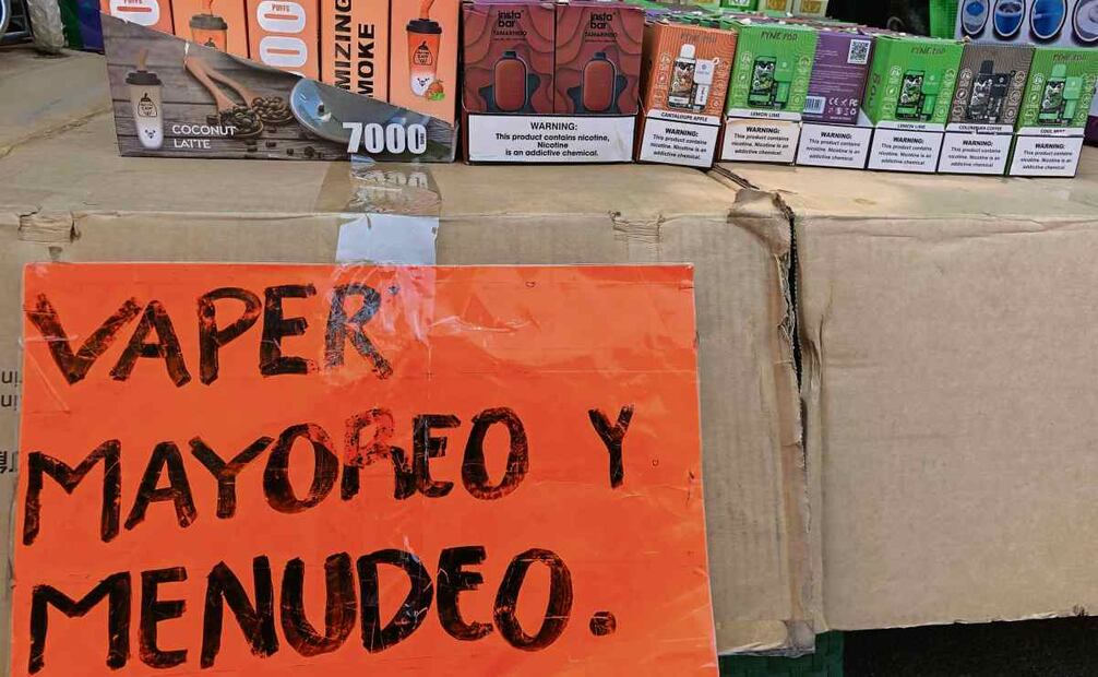 Incluso, los puestos callejeros ofrecen los vapeadores a precio de mayoreo para su reventa. (16/04/2025) Foto: Diego Simón Sánchez | El Universal