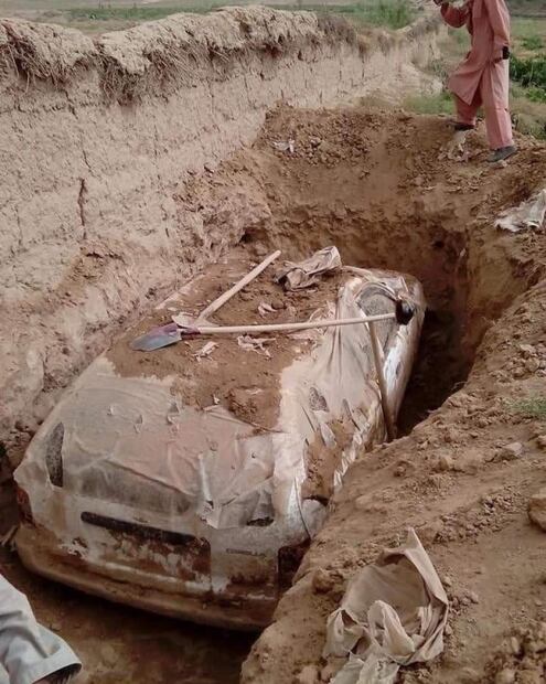 Encuentran Toyota enterrado luego de 21 años; perteneció a fundador del ejército Talibán