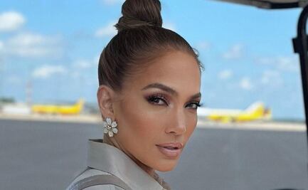 JLo enciende las redes sociales en lencería con bordado de flores