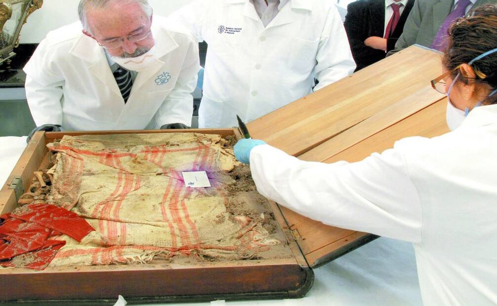En 2010, investigadores del INAH, mostraron gran interés al descubrir la tarjeta de presentación de Jacobo Dalevuelta en el interior de la “urna libro”, la cual tenía el antiguo logo del águila que caracterizó a este diario desde 1921, hoy luce más estilizada. El descubrimiento se dio en el Bicentenario de la Independencia, cuando se aprovechó para analizar los restos de los héroes y regresarlos con honores a la columna de la Independencia. Archivo EL UNIVERSAL.