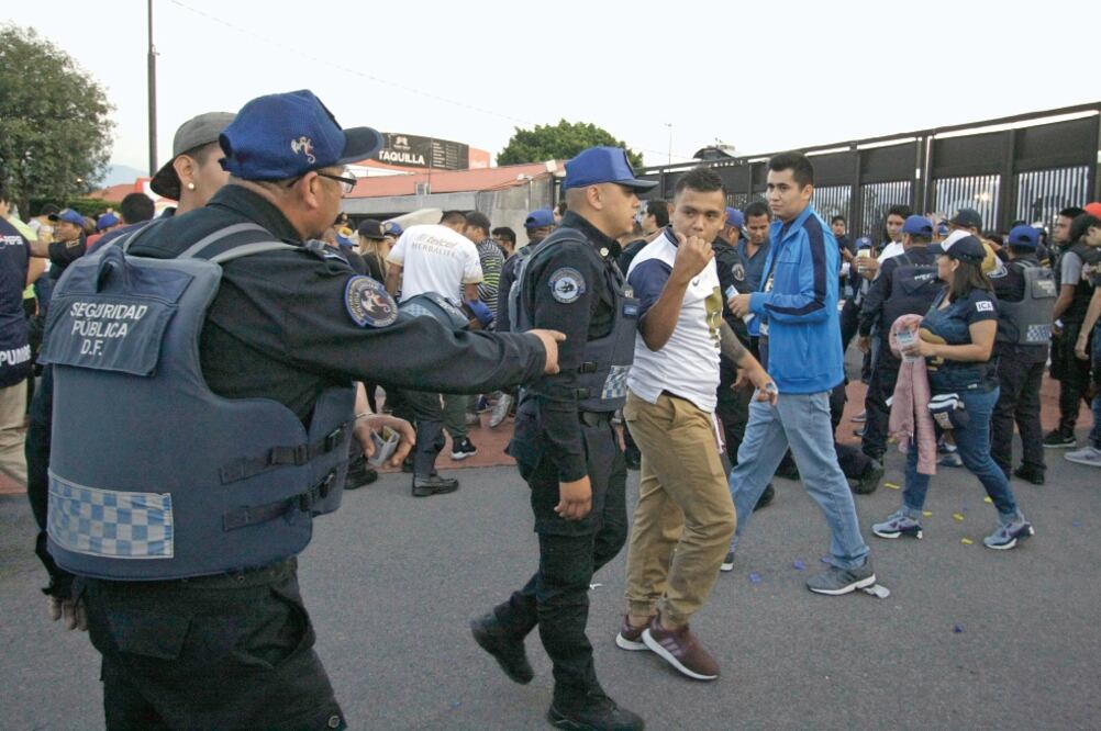 No se permitió el acceso a los aficionados con algunos tragos. (CARLOS MEJÍA. ELUNIVERSAL)
