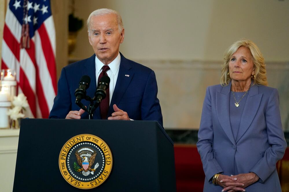 El presidente Joe Biden, acompañado por la primera dama Jill Biden, en la Casa Blanca. Foto: AP