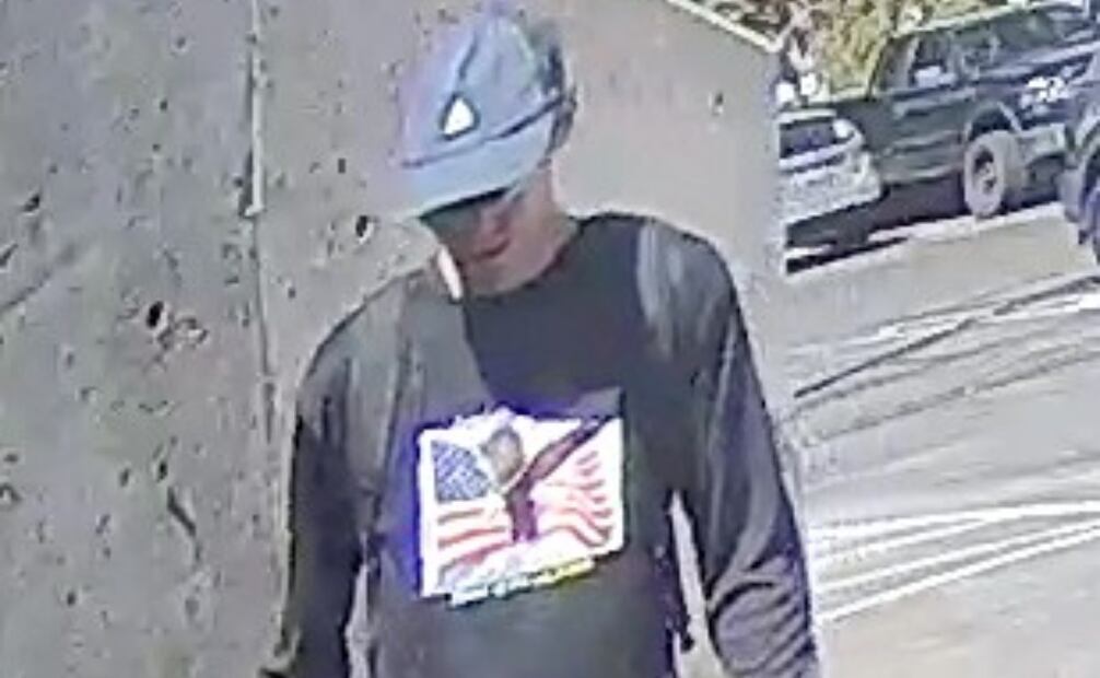 Autoridades publican nuevas fotos de la persona de interés por el asesinato del influencer Charlie Kirk (11/09/2025). Foto: Captura de pantalla
