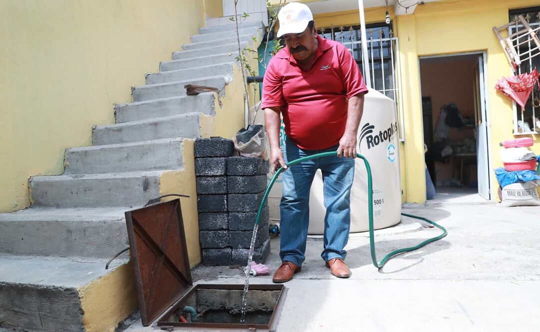 Don Jesús explica que el agua de lluvia llega a un tinaco y cuando se llena hay una bomba para pasar el líquido a la cisterna, y hay filtros para que quede limpia y funcione para uso doméstico. Foto: Diego Prado. EL UNIVERSAL