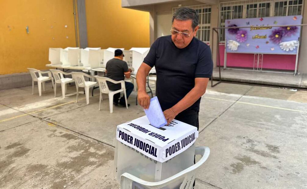 El senador Félix Salgado Macedonio vota en Guerrero en una casilla sin gente. Foto: Especial.