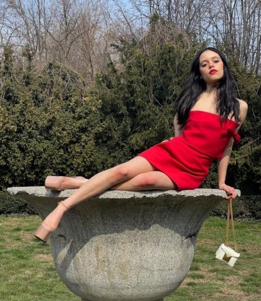 Jenna Ortega, la nueva Merlina, luce vestido Valentino de encaje