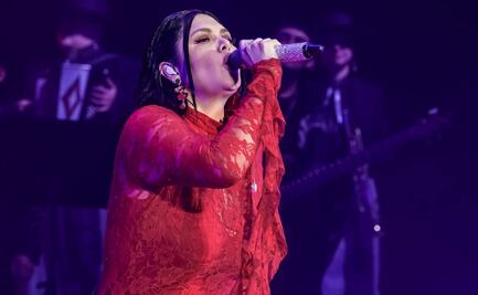 Yuridia presenta a su hijo Benicio mientras se divierte en el Auditorio Nacional