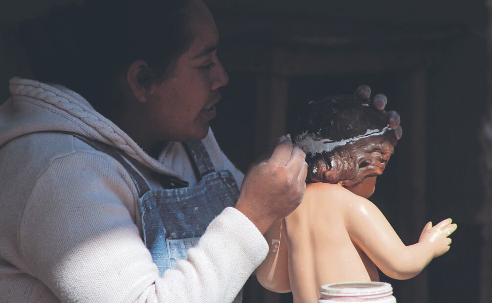 Pobladores de Santiago Acatlán, en el municipio de Tepeaca, Puebla, se encargan en unos 200 talleres de la restauración de Niños Dios para el Día de la Candelaria, el 2 de febrero. Fotos: de Omar Contreras