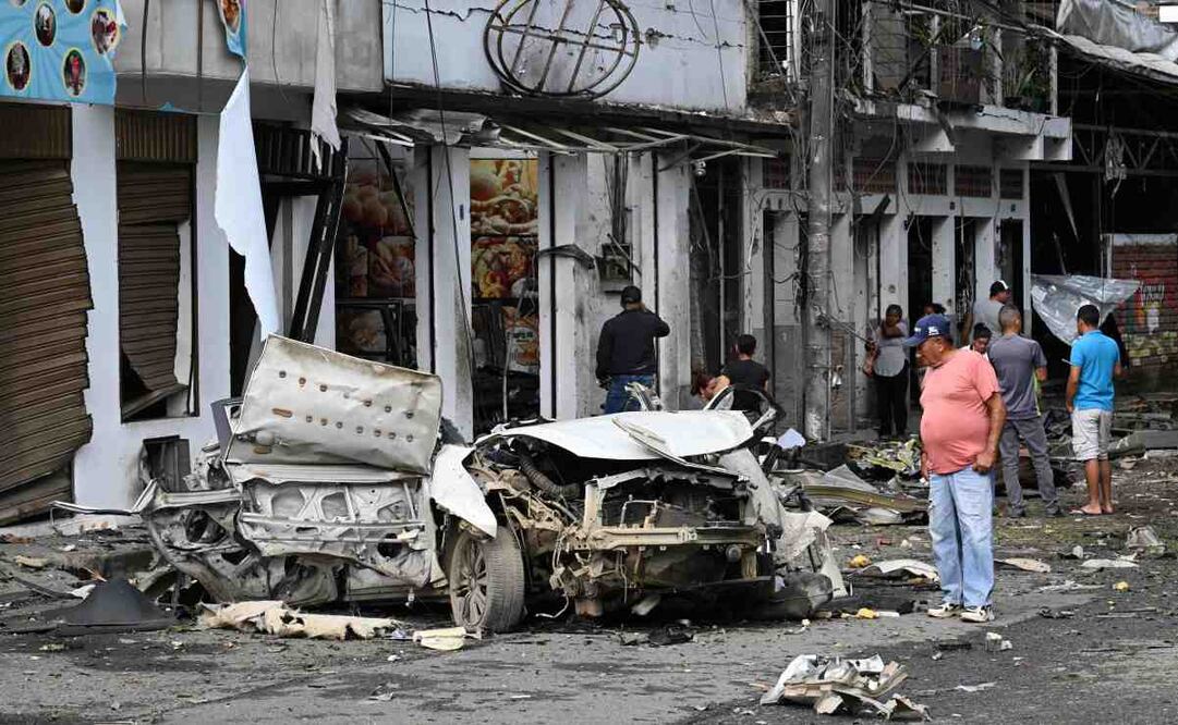 Un hombre observa los restos de un automóvil que explotó frente a la Alcaldía de Corinto, departamento del Cauca, Colombia, el 10 de junio de 2025. Foto: AFP