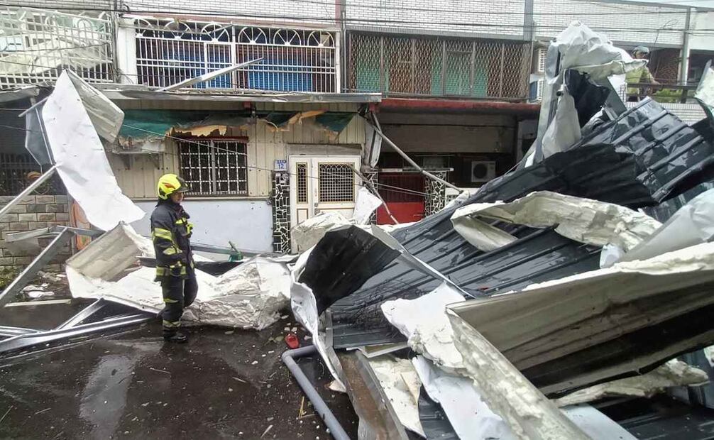 En esta fotografía publicada por el Departamento de Bomberos del condado de Hualien, la policía revisa un techo derribado por el viento del tifón Kong-rey en el condado de Hualien, al este de Taiwán, el jueves 31 de octubre de 2024. Foto: AP
