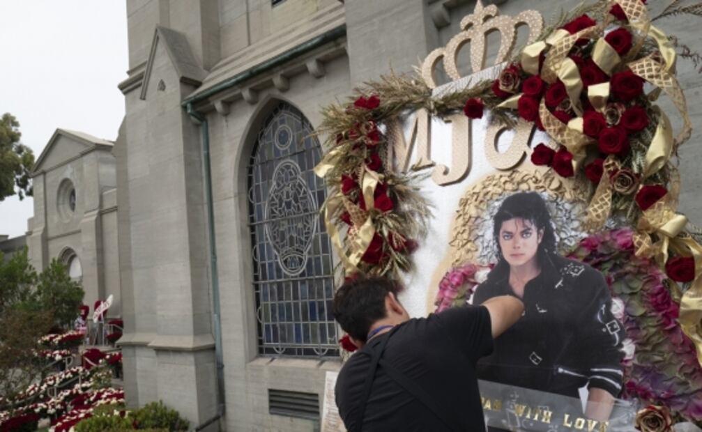 Fans honran a Michael Jackson a 10 años de su muerte 