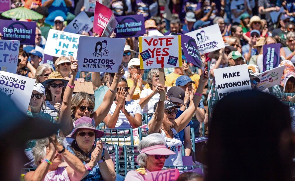 Defensores del derecho al aborto al realizar una manifestación en el centro de Orlando, Florida, el 13 de abril pasado. Foto: Willie J Allem Jr / AP